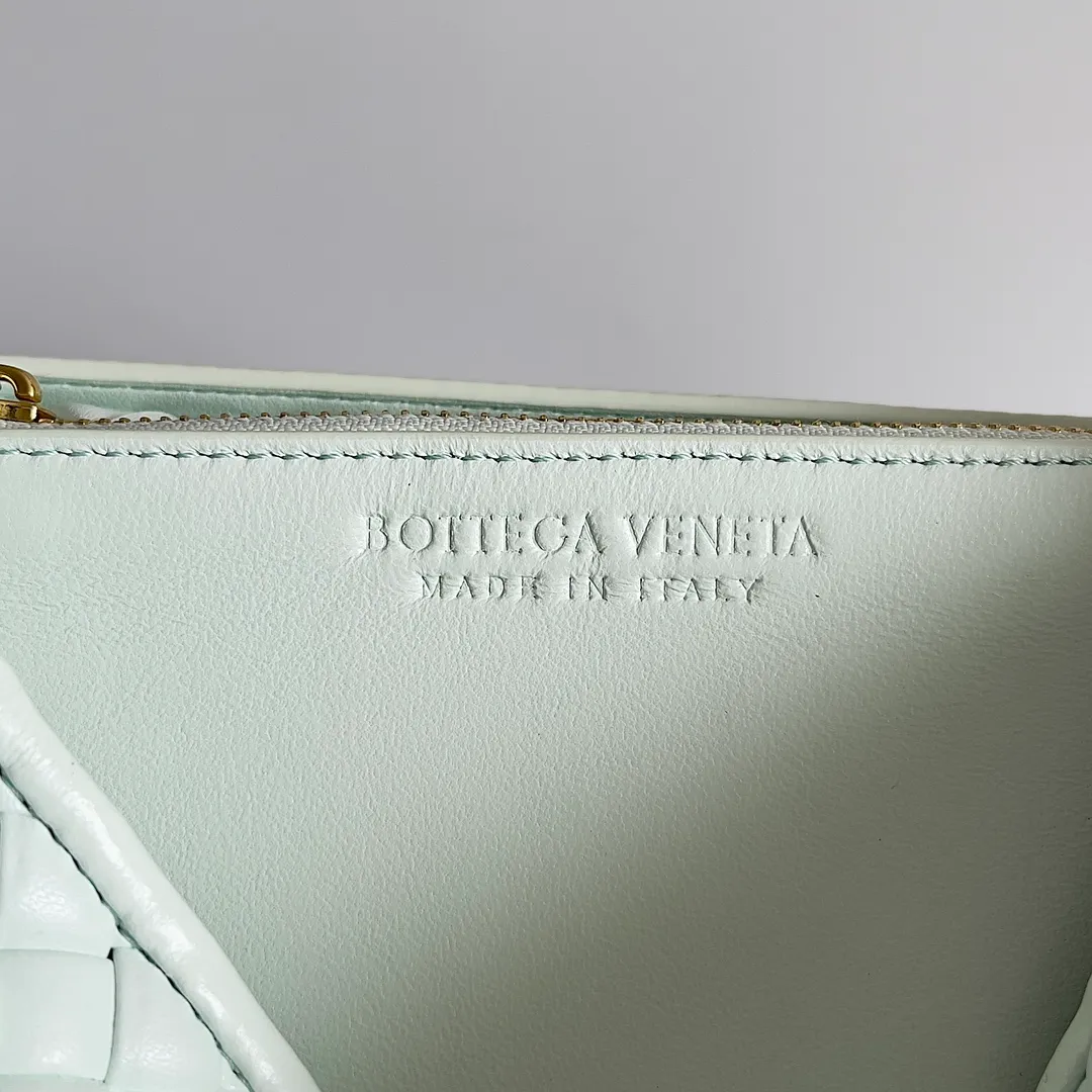 Batch 2320 BV patti bag is full of three-dimensional quilted leather strips. Low-key luxury is often hidden in details and craftsmanship. This bag opens and closes casually, and is simple and elegant overall. It is equipped with a detachable shoulder strap, which can be carried cross-body or carried by hand to match different outfits. The interior is designed with double layers and a small zippered compartment to ensure the safety of private items. No matter the capacity, shape or privacy, it is full of security when you go out. Style number: 776783 Size: 19*26*11cm